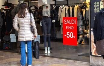 Oggi iniziano i saldi invernali 2026, dai cambi ai pagamenti cosa c’è da sapere