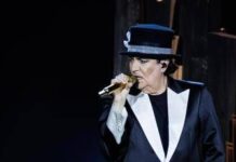 Renato Zero ferma il concerto e abbraccia Enrica Bonaccorti (in platea): la dedica speciale