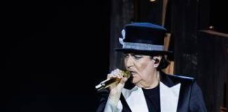 Renato Zero ferma il concerto e abbraccia Enrica Bonaccorti (in platea): la dedica speciale