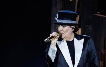 Renato Zero ferma il concerto e abbraccia Enrica Bonaccorti (in platea): la dedica speciale