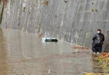 Roma, auto sulla banchina del Tevere viene sommersa dall’acqua