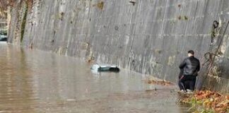 Roma, auto sulla banchina del Tevere viene sommersa dall’acqua