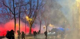 Scontri a corteo per Askatasuna, petardi e bombe carta contro le forze dell’ordine