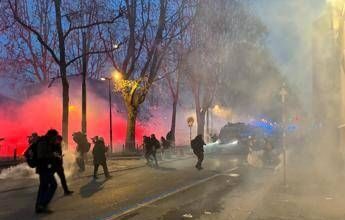 Scontri a corteo per Askatasuna, petardi e bombe carta contro le forze dell’ordine