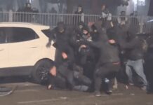 Scontri corteo Askatasuna, in un video agente accerchiato e preso a calci e pugni