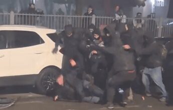 Scontri corteo Askatasuna, in un video agente accerchiato e preso a calci e pugni
