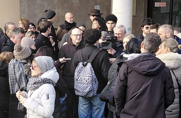 Raffaele Colombara al centro tra studenti e genitori davanti alla stazione bus di SVT