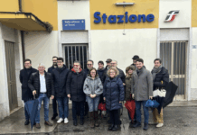 Elettrificazione Vicenza–Schio, Luisetto, Dalla Pozza e Filippin (Pd): appello unitario per il rilancio della linea Conference stampa davanti alla stazione di Dueville sulla elettrificazione della Vicenza Schio: tra i presenti Chiara Luisetto, Antonio Marco Dalla Pozza e Rosanna Filippin oltre ad altri esponenti del PD