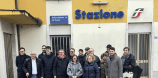 Elettrificazione Vicenza–Schio, Luisetto, Dalla Pozza e Filippin (Pd): appello unitario per il rilancio della linea Conference stampa davanti alla stazione di Dueville sulla elettrificazione della Vicenza Schio: tra i presenti Chiara Luisetto, Antonio Marco Dalla Pozza e Rosanna Filippin oltre ad altri esponenti del PD
