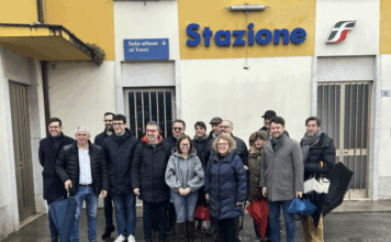 Elettrificazione Vicenza–Schio, Luisetto, Dalla Pozza e Filippin (Pd): appello unitario per il rilancio della linea Conference stampa davanti alla stazione di Dueville sulla elettrificazione della Vicenza Schio: tra i presenti Chiara Luisetto, Antonio Marco Dalla Pozza e Rosanna Filippin oltre ad altri esponenti del PD