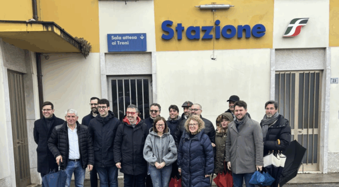 Elettrificazione Vicenza–Schio, Luisetto, Dalla Pozza e Filippin (Pd): appello unitario per il rilancio della linea Conference stampa davanti alla stazione di Dueville sulla elettrificazione della Vicenza Schio: tra i presenti Chiara Luisetto, Antonio Marco Dalla Pozza e Rosanna Filippin oltre ad altri esponenti del PD