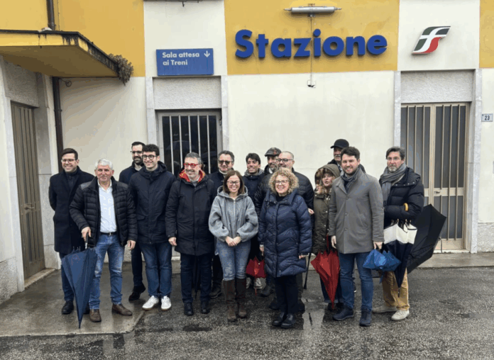 Conference stampa davanti alla stazione di Dueville sulla elettrificazione della Vicenza Schio: tra i presenti Chiara Luisetto, Antonio Marco Dalla Pozza e Rosanna Filippin oltre ad altri esponenti del PD