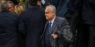 Scritta choc contro Lotito sul muro di una chiesa: “Solo qui sei benvenuto, coi piedi davanti”