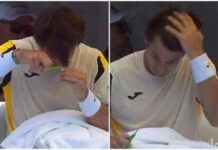 Si taglia i capelli al cambio campo, l’incredibile gesto di Carabelli ad Auckland