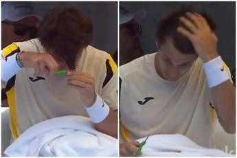 Si taglia i capelli al cambio campo, l’incredibile gesto di Carabelli ad Auckland