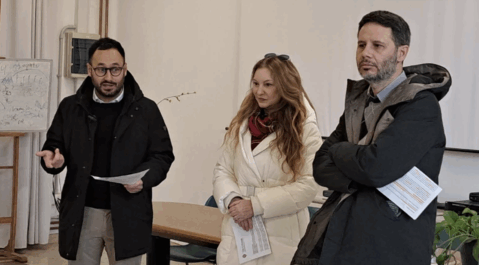 Scuole più sicure a Vicenza, assessori Selmo e Spiller: dal Pnrr 1,43 milioni per la messa a norma antincendio Alla scuola primaria Giusti sul tema Sicurezza nelle scuole di Vicenza: la dirigente dell’Istituto comprensivo Vicenza 5 Biancamaria Lerro tra gli assesori Giovanni Selmo e Cristiano Spiller