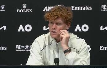 Sinner, via il ‘braccialetto’ agli Australian Open: “E’ vietato, lo tolgo”