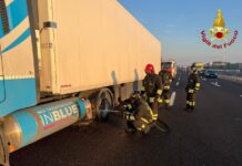 Perdita di gas da un tir sulla A4 a Soave (Vr): corsia chiusa e traffico in tilt. Intervento dei Vigili del Fuoco Soave gas vigili del fuoco A4