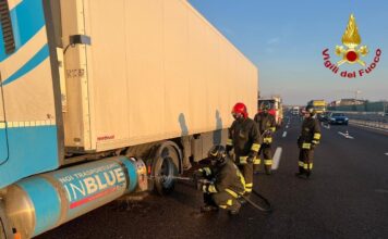 Perdita di gas da un tir sulla A4 a Soave (Vr): corsia chiusa e traffico in tilt. Intervento dei Vigili del Fuoco Soave gas vigili del fuoco A4