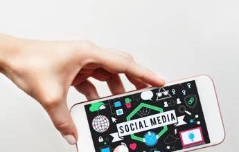 Social vietati ai minori di 15 anni, dall’Australia al Regno Unito: cosa fanno gli altri Paesi