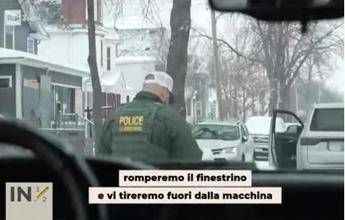“Spacchiamo il vetro”, agenti Ice minacciano i giornalisti di In mezz’ora