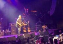 Springsteen suona a sorpresa a Minneapolis, sulla chitarra ‘Arrest the President’