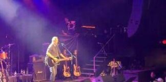 Springsteen suona a sorpresa a Minneapolis, sulla chitarra ‘Arrest the President’