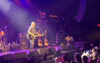 Springsteen suona a sorpresa a Minneapolis, sulla chitarra ‘Arrest the President’