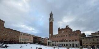 Straordinaria nevicata a Siena, la città del Palio si sveglia imbiancata