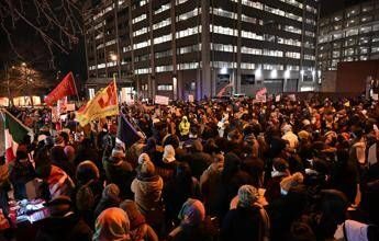 Tensione a Minneapolis, 37enne ucciso da agente federale. Testimone: “Pretti era disarmato”