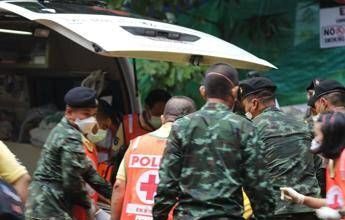 Thailandia, gru crolla e si schianta su un treno: 22 morti