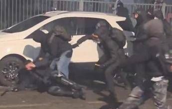 Torino, chi è l’agente aggredito nel corteo per Askatasuna