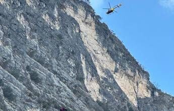 Trentino, base jumper precipita e muore lungo la parete di cima Capi