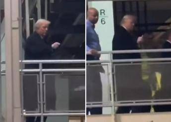 Trump fa il dito medio? Casa Bianca: “Risposta appropriata a contestatore”