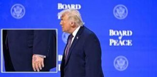 Trump, nuovo grande livido sul dorso della mano sinistra: il dettaglio non passa inosservato