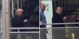 Trump risponde al contestatore, insulto e dito medio