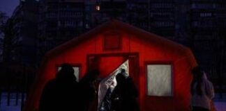 Ucraina, ondata di droni russi su Kiev: proseguono stop a corrente