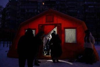 Ucraina, ondata di droni russi su Kiev: proseguono stop a corrente