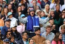 Urlano, cantano e vengono ‘ammoniti’ dall’arbitro: tifosi molesti (e ubriachi) agli Australian Open