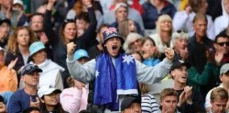 Urlano, cantano e vengono ‘ammoniti’ dall’arbitro: tifosi molesti (e ubriachi) agli Australian Open