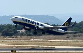 Ustionata con un caffé caldo in aereo, Ryanair la risarcisce