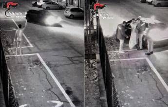 Vaga nudo e lascia droga davanti alla caserma dei carabinieri, 43enne denunciato