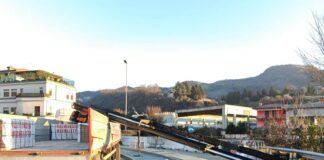 Incidente sul lavoro a Valdagno, cede la gru di un camion: ferito un operaio vicino a Ponte dei Nori Valdagno gru incidente operaio ponte dei nori