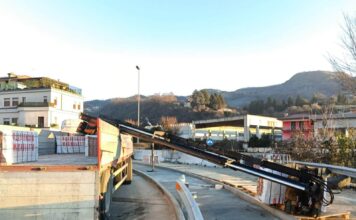 Incidente sul lavoro a Valdagno, cede la gru di un camion: ferito un operaio vicino a Ponte dei Nori Valdagno gru incidente operaio ponte dei nori