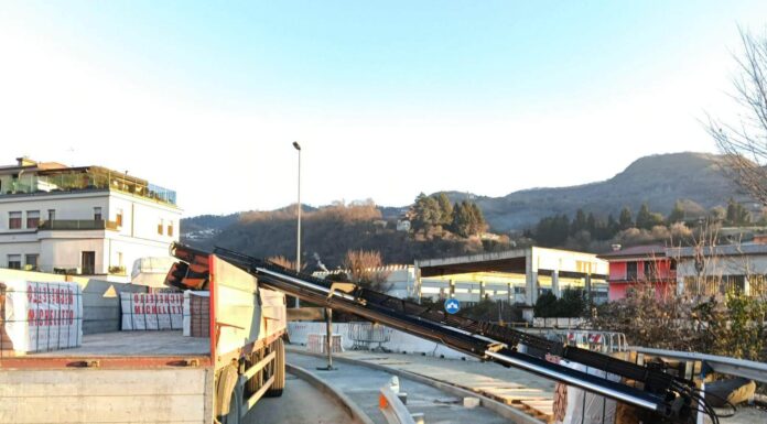 Incidente sul lavoro a Valdagno, cede la gru di un camion: ferito un operaio vicino a Ponte dei Nori Valdagno gru incidente operaio ponte dei nori