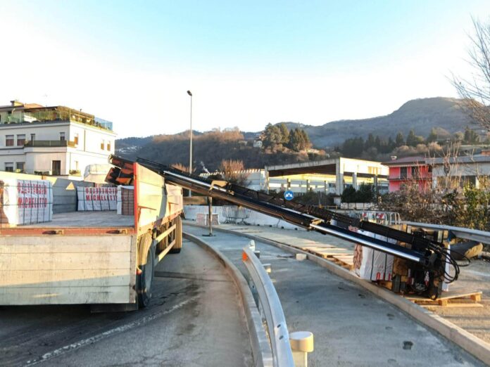 Valdagno gru incidente operaio ponte dei nori