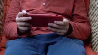 Valditara lancia l’allarme: “Bambini di sei anni già sui siti porno”. L’appello ai genitori