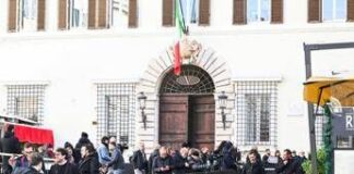 Valentino, secondo giorno di camera ardente in attesa dei funerali