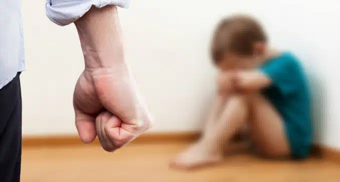Infanzia a rischio: tra violenza domestica sui minori e nuovi pericoli digitali violenza sui minori