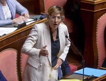 Violenza sulle donne, ecco testo base Bongiorno: non c’è consenso e arriva ‘freezing’, pene più alte